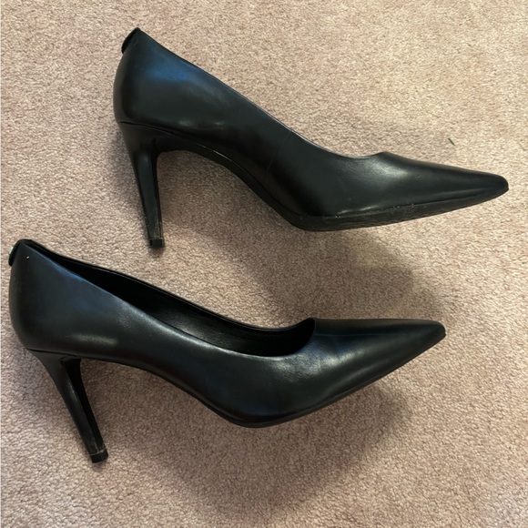 Black pointed toe Michael Kors heels - Picture 4 of 4